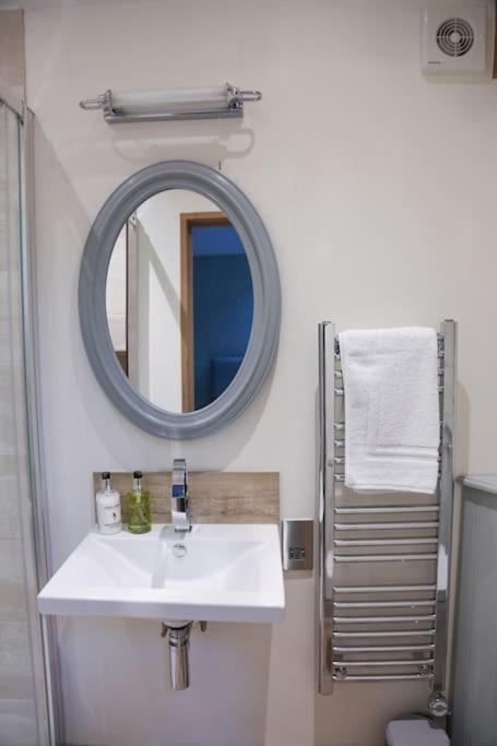 Barley - Cosy Stylish Apartment - Easy Access To Bath And Many Nearby Attractions Box  Екстер'єр фото